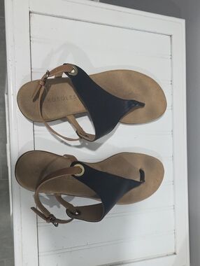 AEROSOLES Black and Tan T-Strap Toe-Ring Sandals